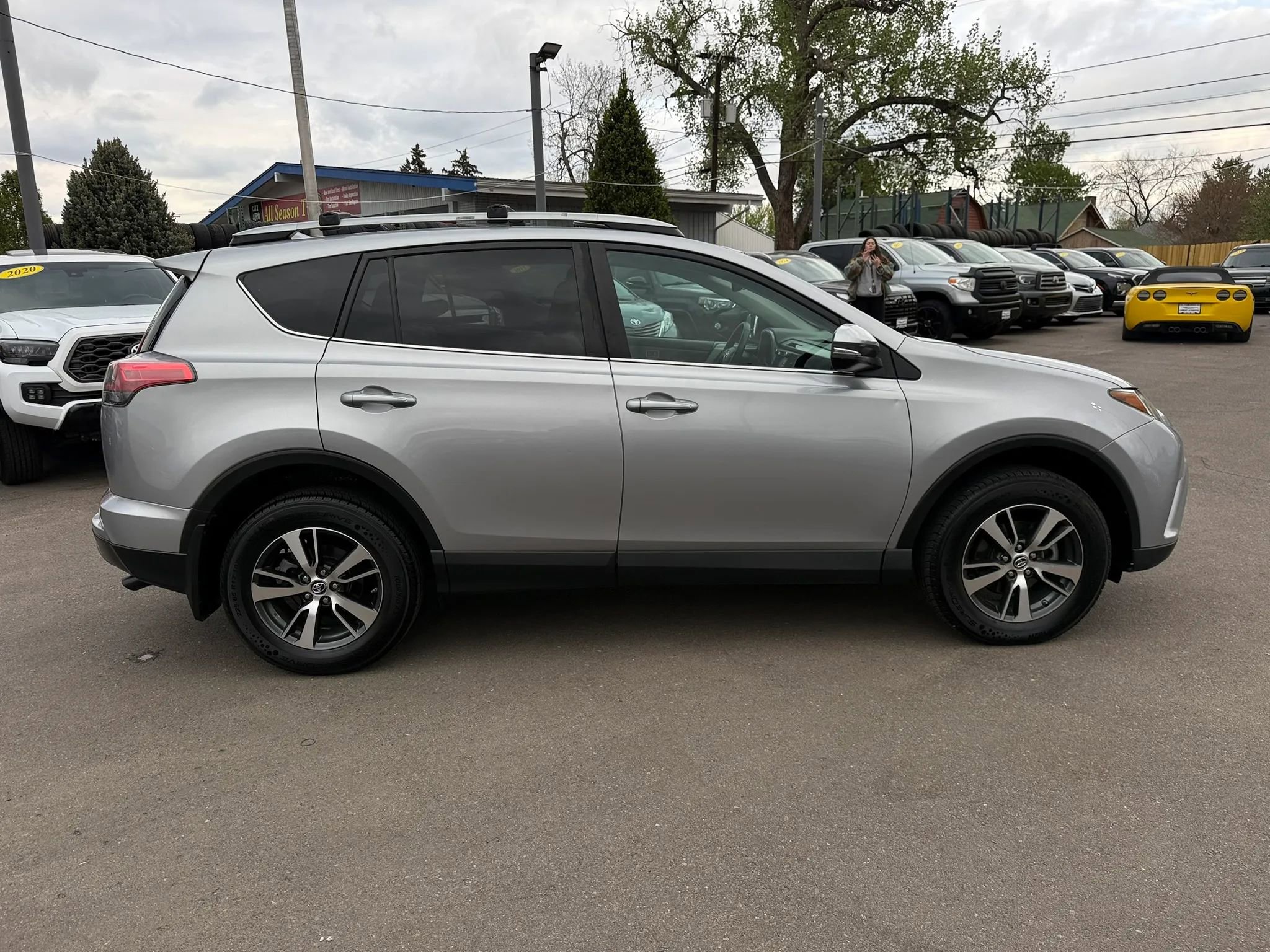 Used 2017 Toyota RAV4 XLE AWD/4WD image 10