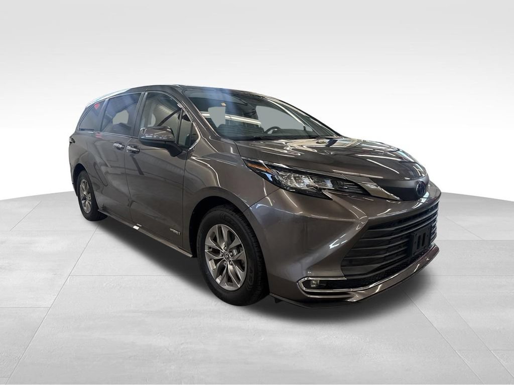 Used 2021 Toyota Sienna XLE AWD/4WD image 32