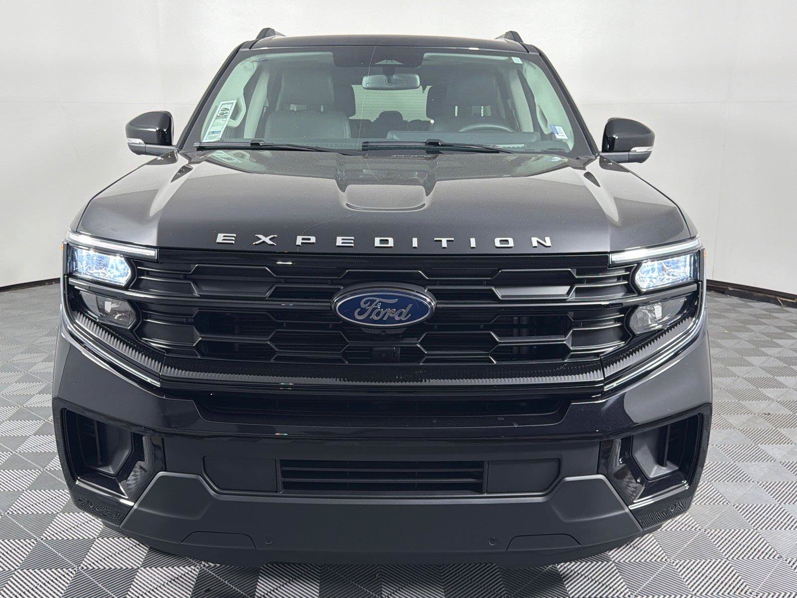 Used 2026 Ford Expedition Active RWD image 2