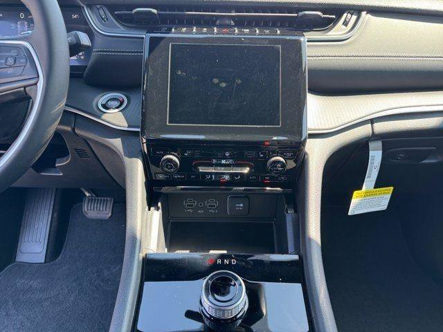 New 2025 Jeep Grand Cherokee Altitude w/ Trailer Tow Package AWD/4WD image 11