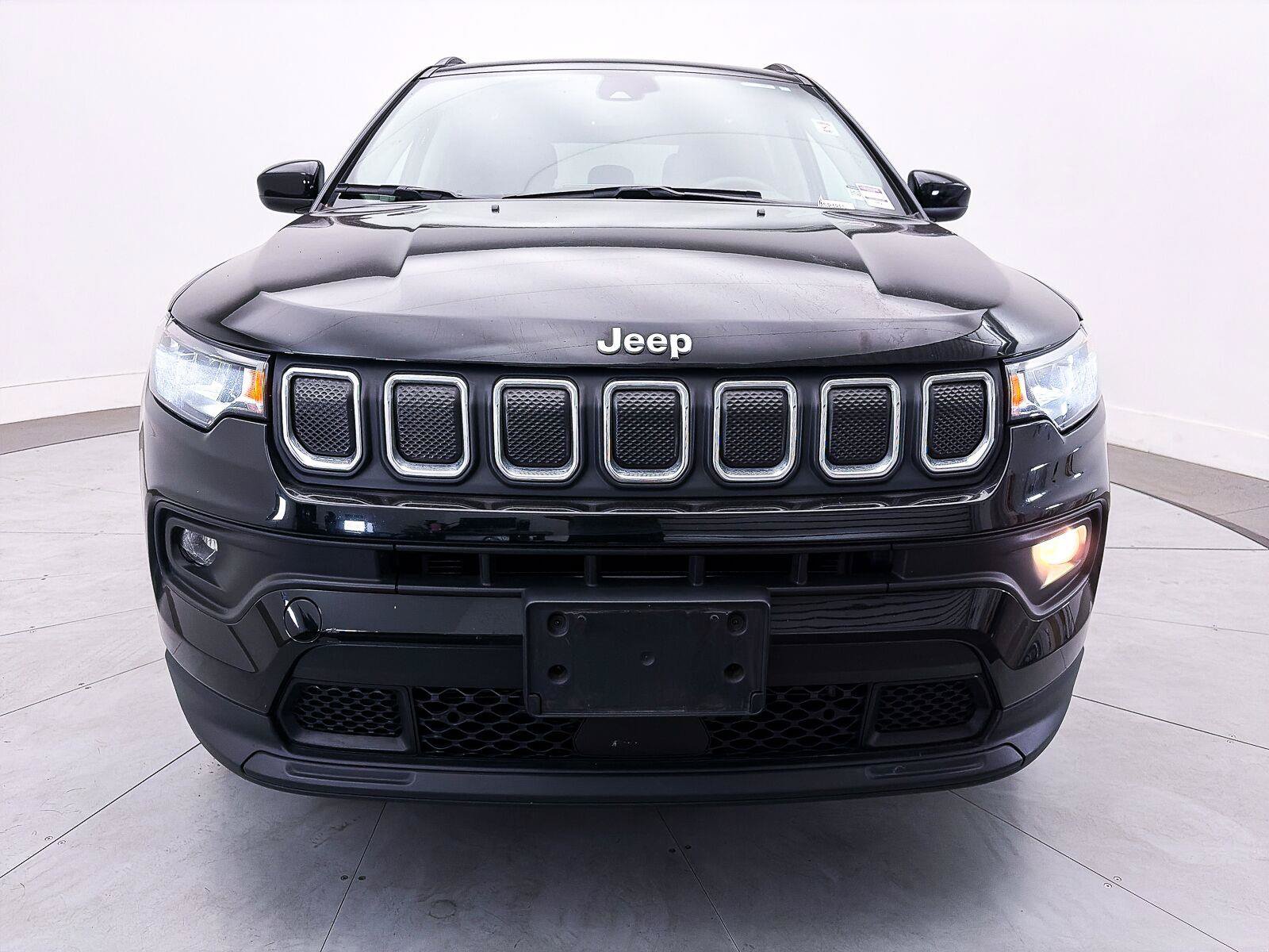 Used 2022 Jeep Compass Latitude w/ Sun and Sound Group AWD/4WD image 12