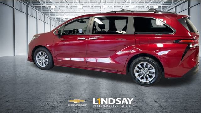 Used 2021 Toyota Sienna XLE image 7