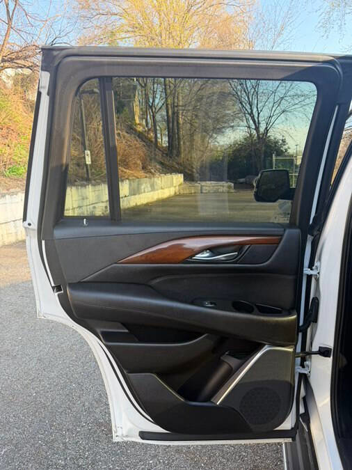 Used 2018 Cadillac Escalade Luxury AWD/4WD image 29