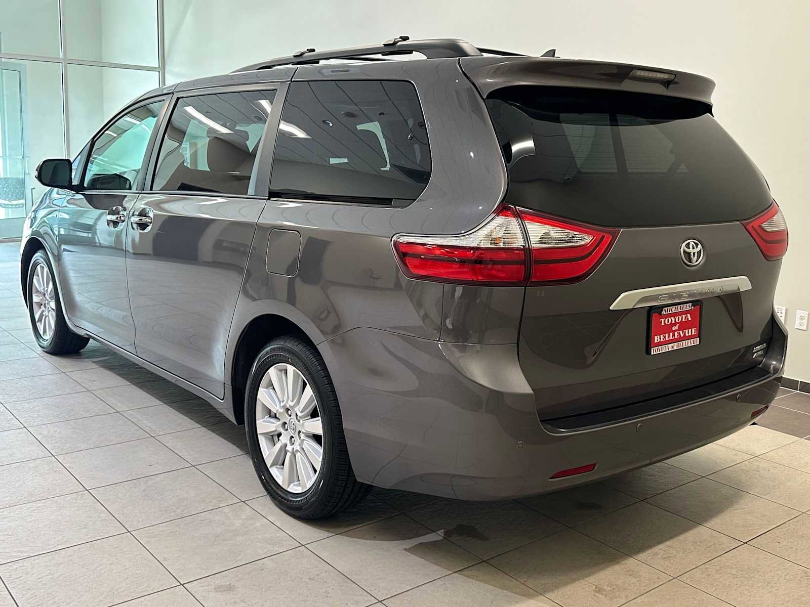 Used 2017 Toyota Sienna Limited Premium image 4