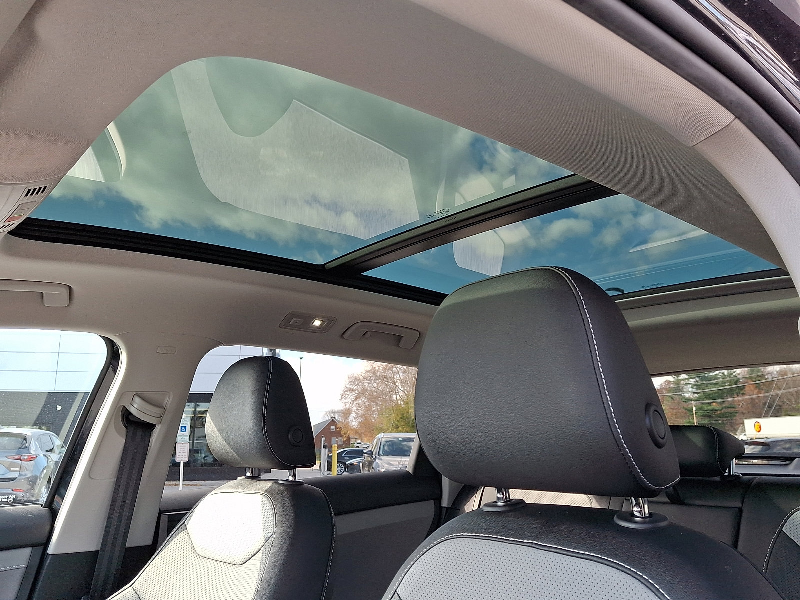 Used 2022 Volkswagen Taos SEL image 15