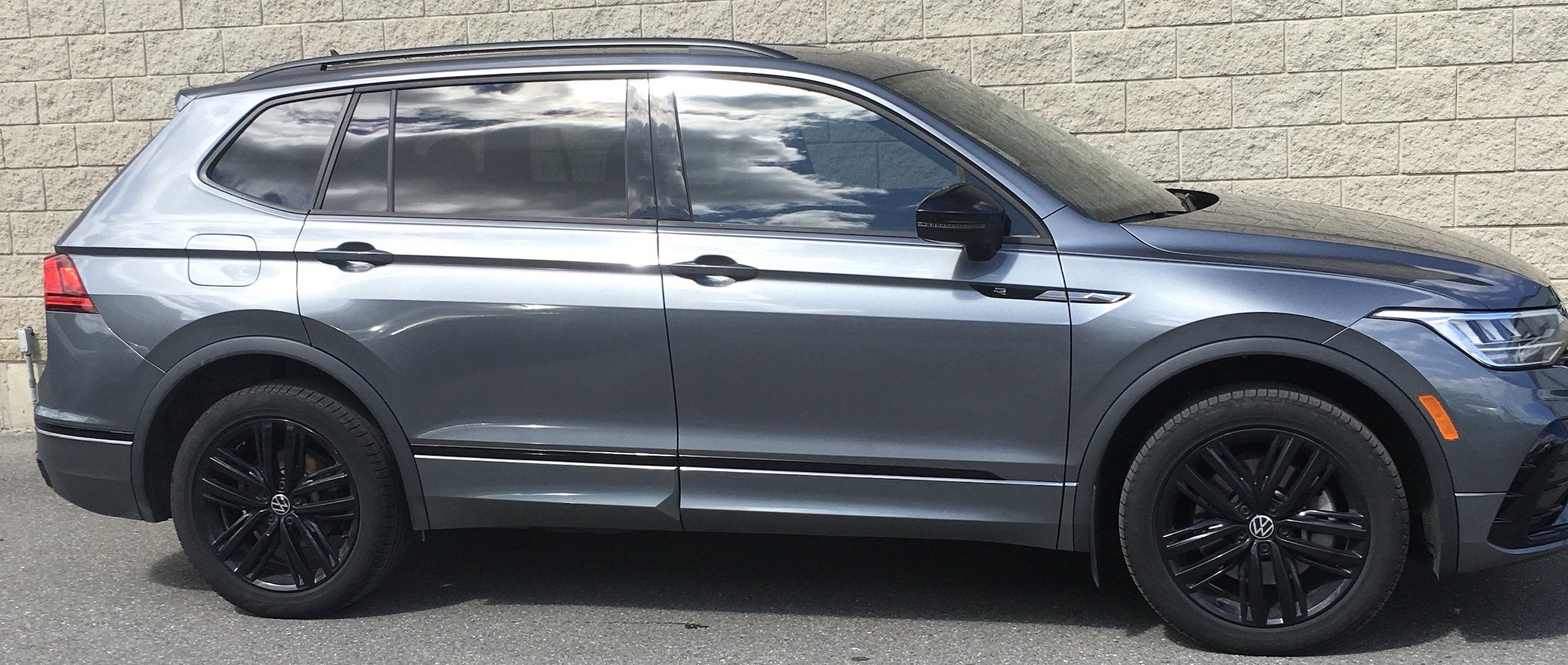 Certified 2022 Volkswagen Tiguan SE R-Line AWD/4WD image 3