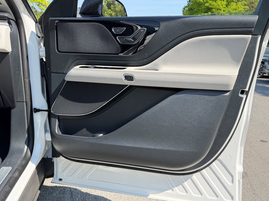 New 2026 Lincoln Aviator AWD image 5