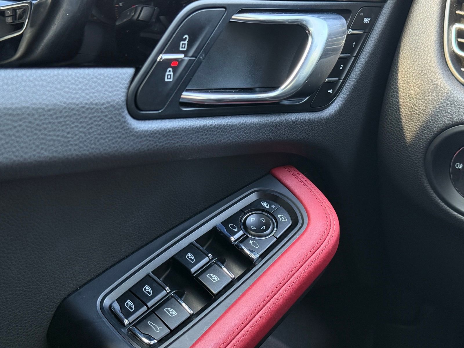 Used 2019 Porsche Macan AWD/4WD image 34