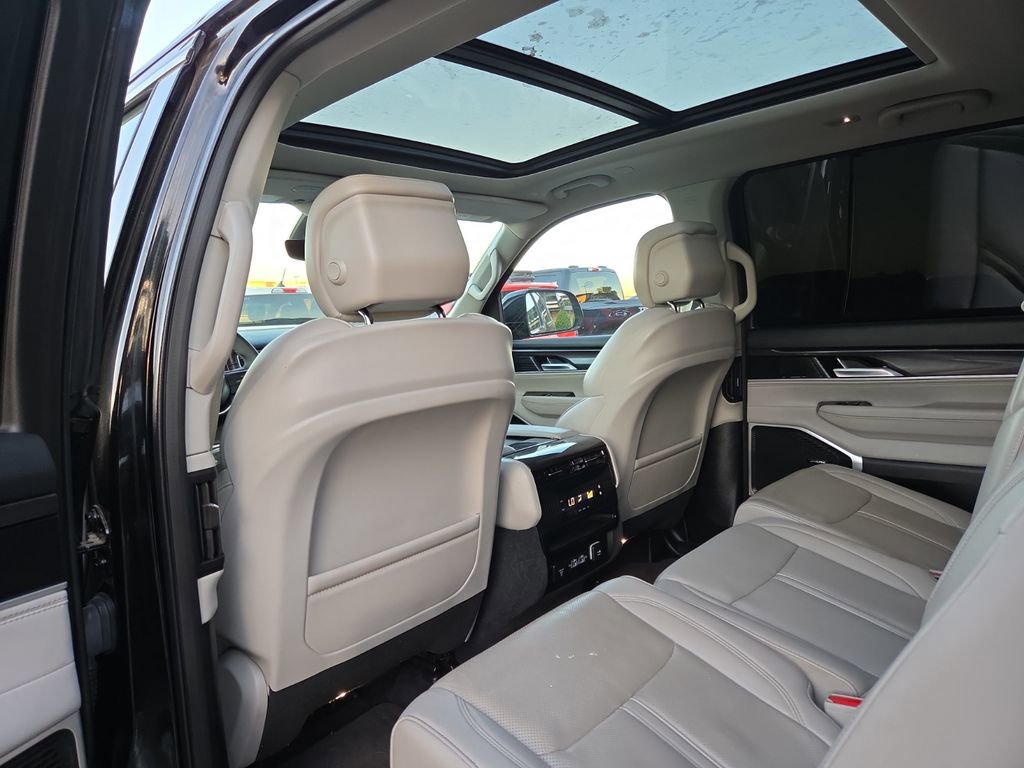 Used 2023 Jeep Wagoneer 2WD w/ Premium Group I image 11