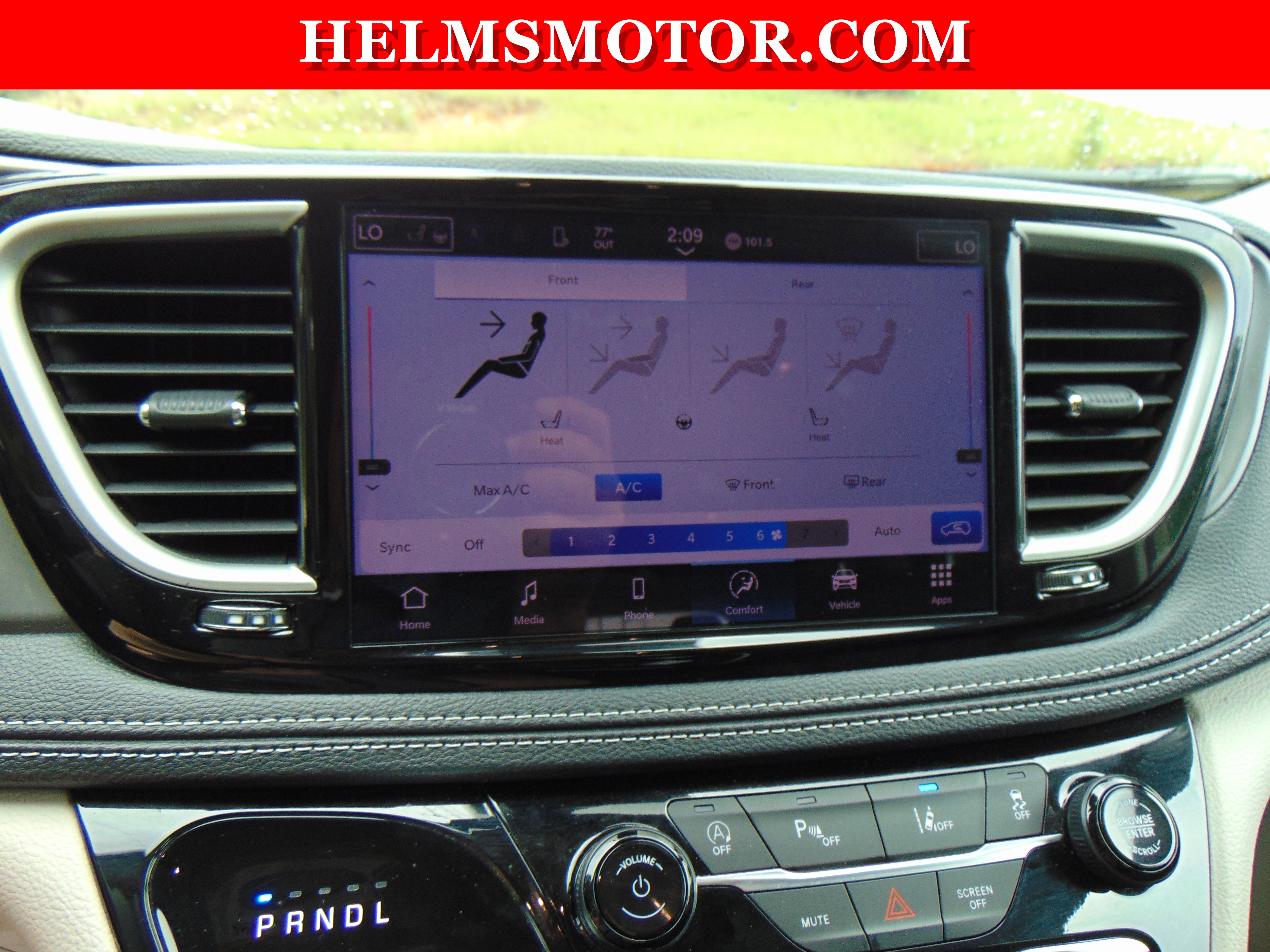 Used 2024 Chrysler Pacifica Touring-L image 28