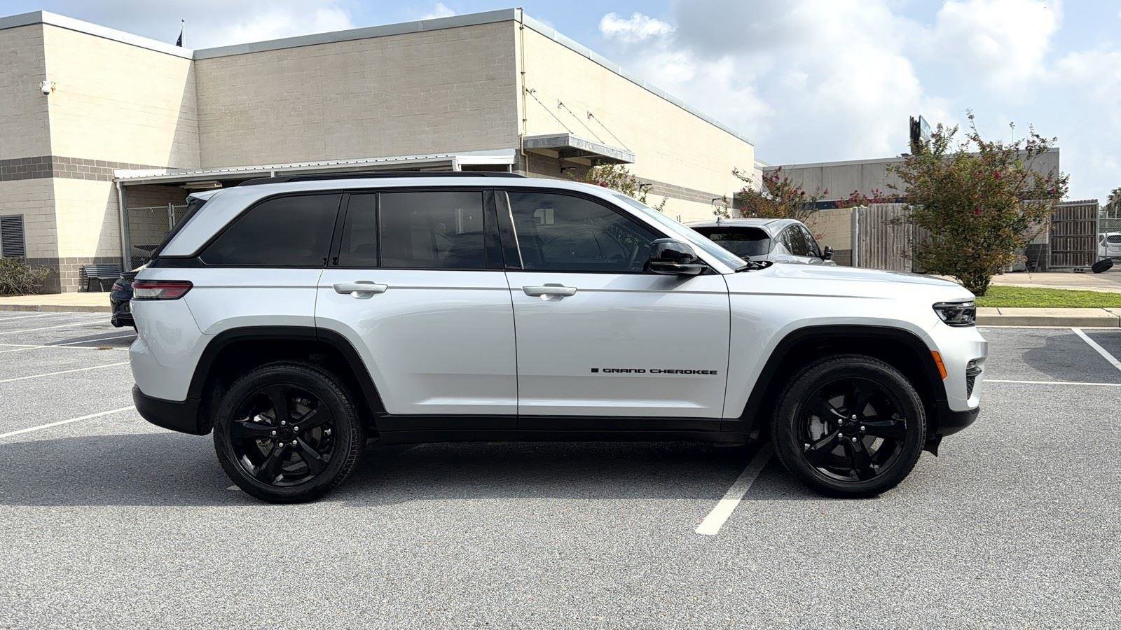 Used 2024 Jeep Grand Cherokee Limited w/ Black Appearance Package RWD image 14