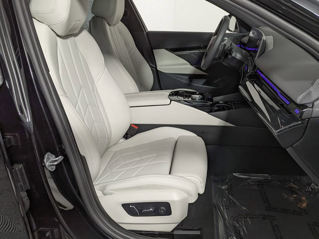 Used 2025 BMW 530i xDrive image 25