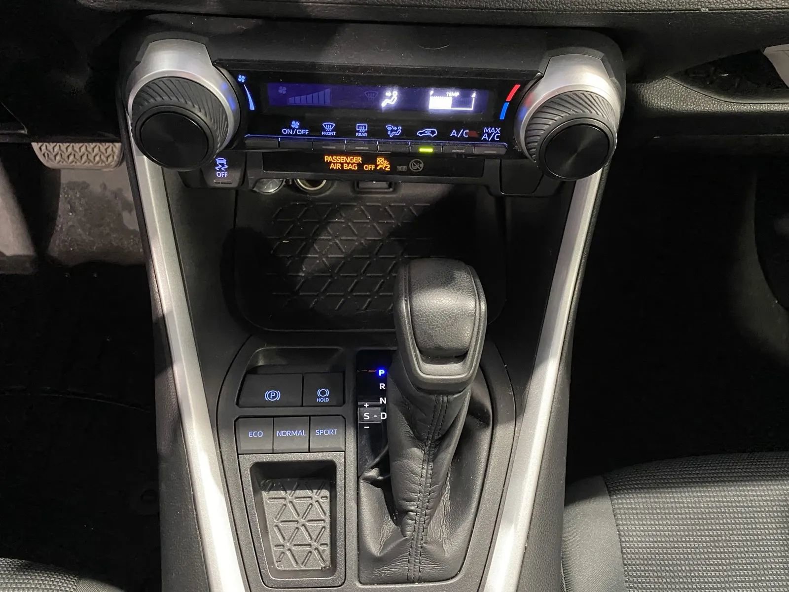 Used 2020 Toyota RAV4 LE image 16