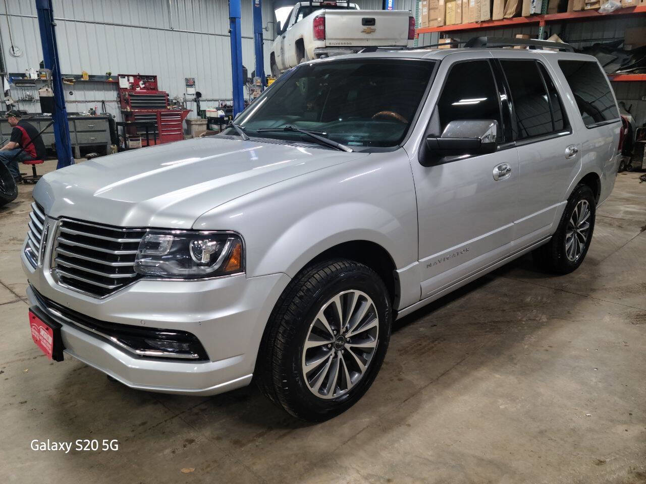 Used 2017 Lincoln Navigator Select image 4