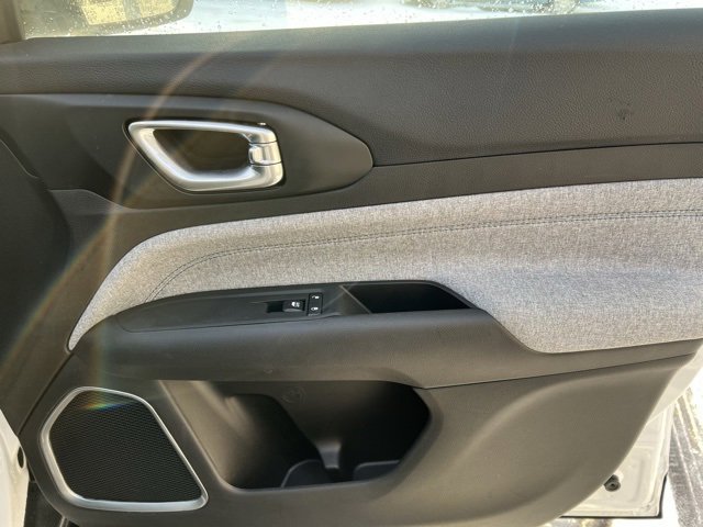 Used 2025 Jeep Compass Latitude image 34