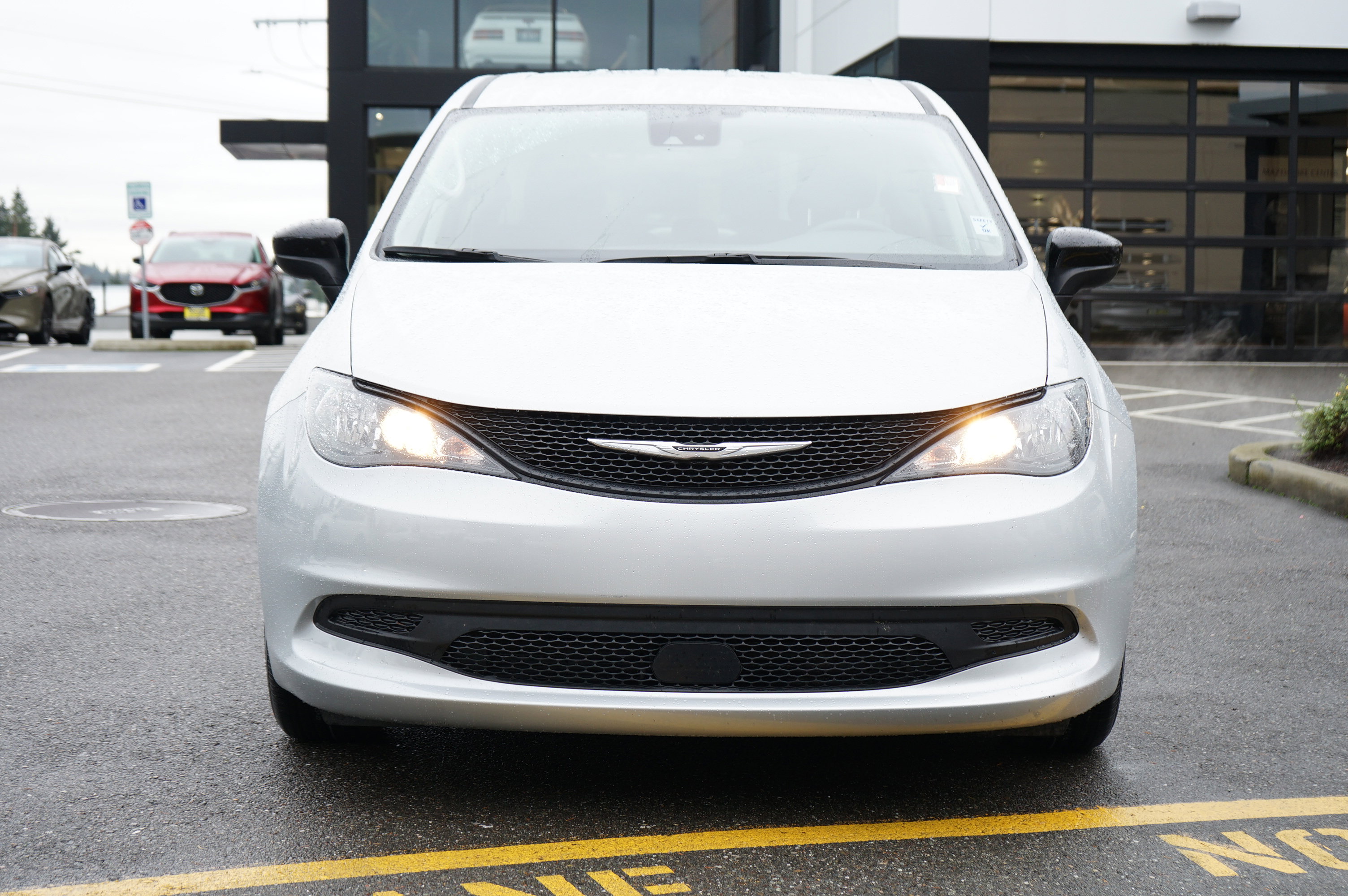 Used 2024 Chrysler Voyager LX image 2