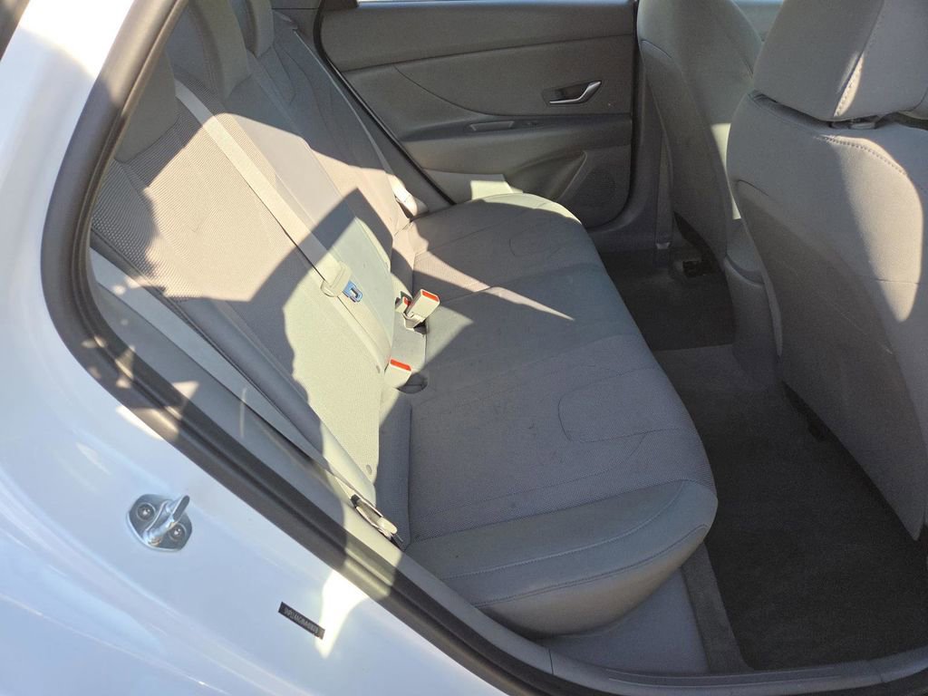 Used 2021 Hyundai Elantra SE image 15