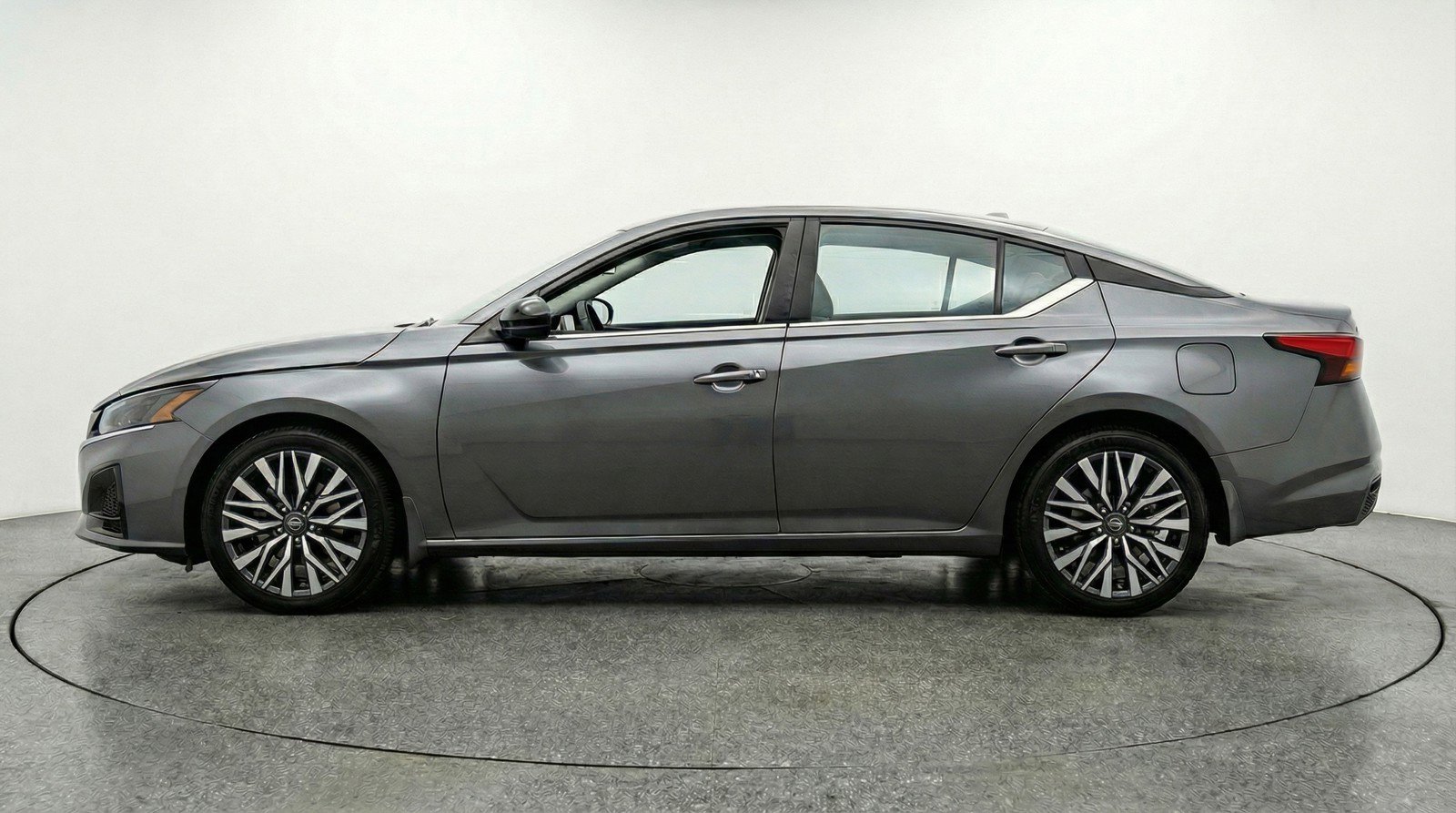 Used 2025 Nissan Altima 2.5 SV FWD image 5