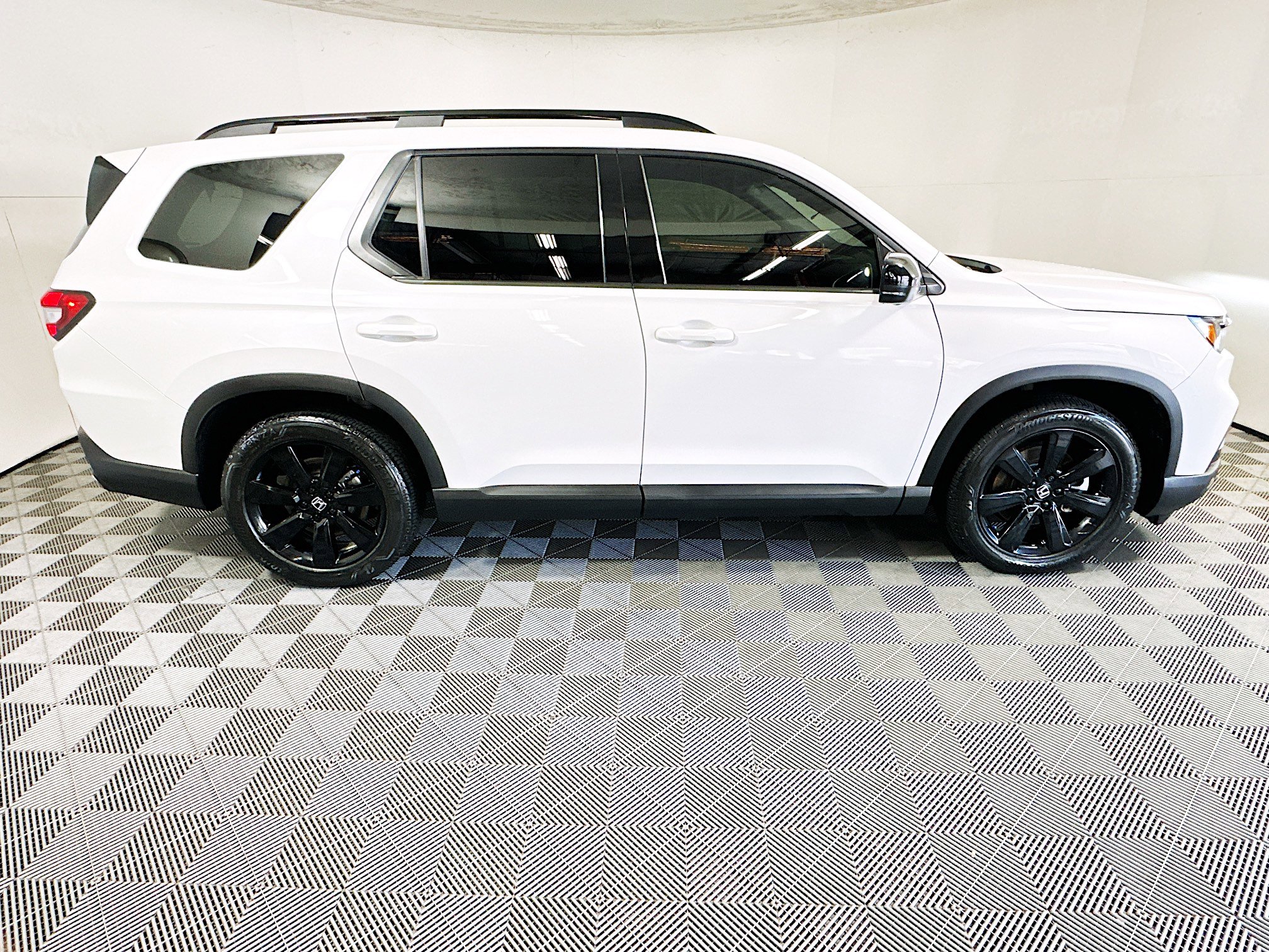 Used 2025 Honda Pilot Black Edition image 2