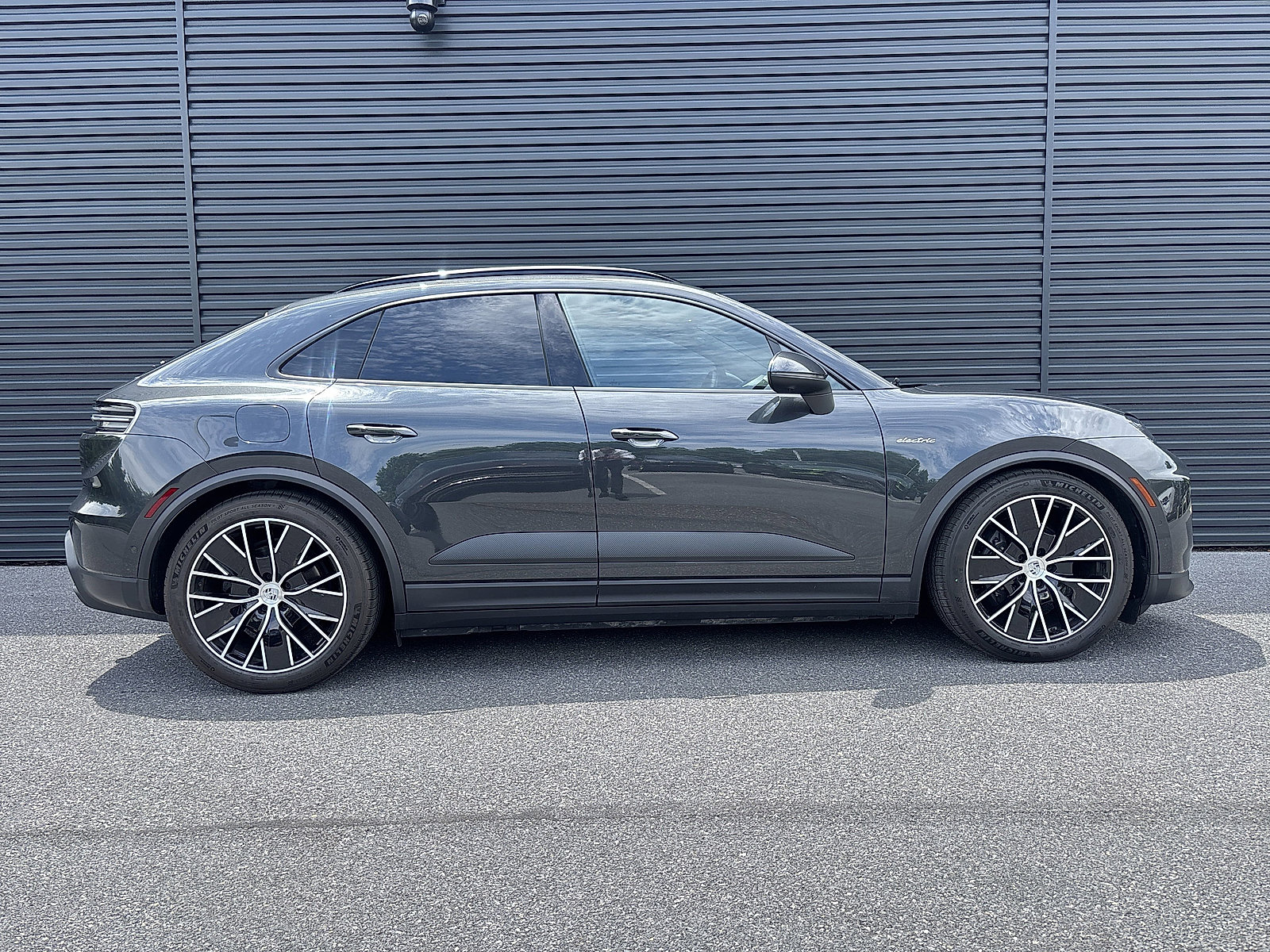 Used 2024 Porsche Macan 4 Electric image 9