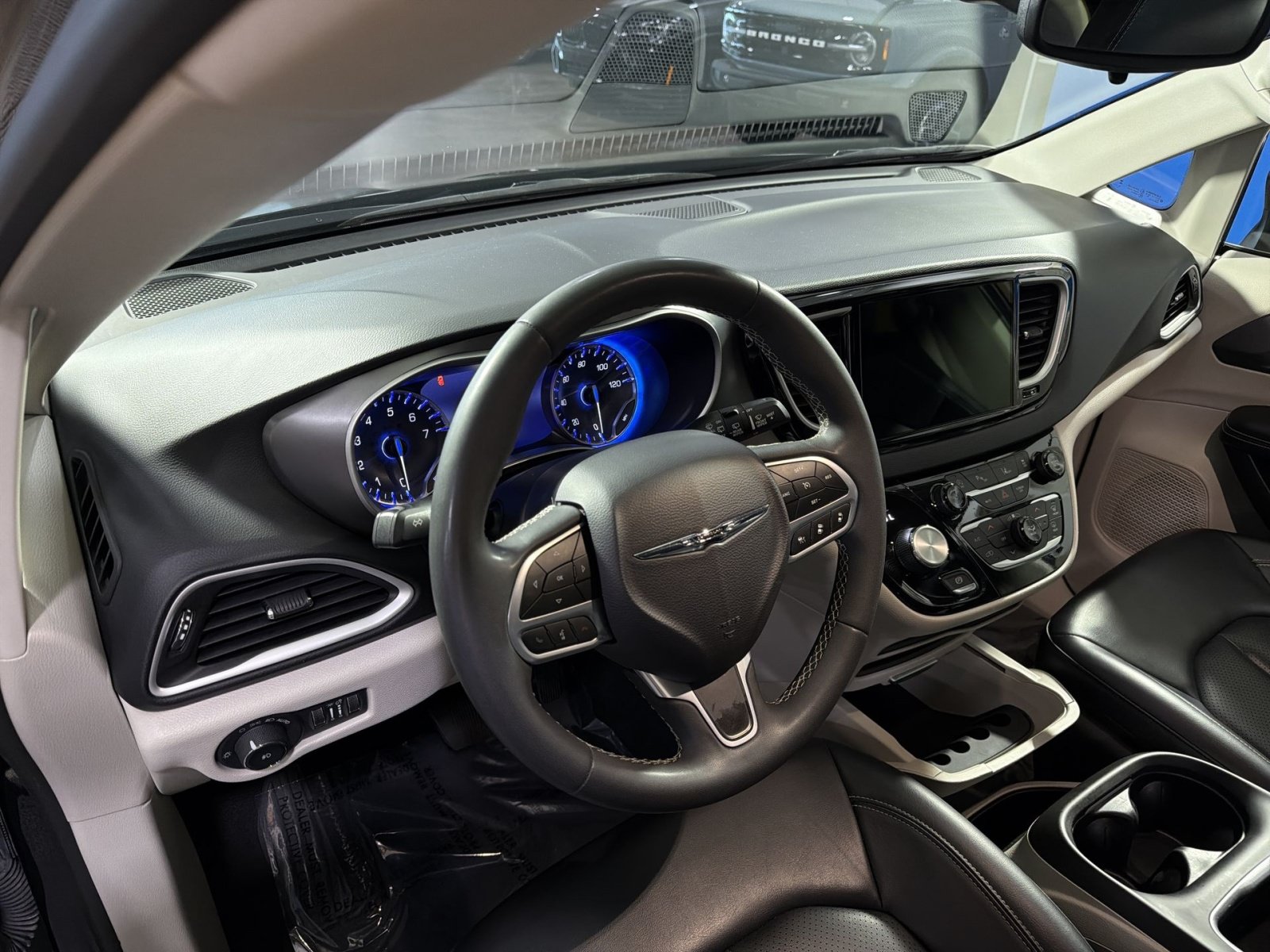 Used 2023 Chrysler Pacifica Touring-L FWD image 18