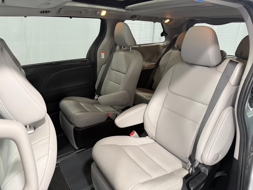 Used 2020 Toyota Sienna Limited Premium image 22
