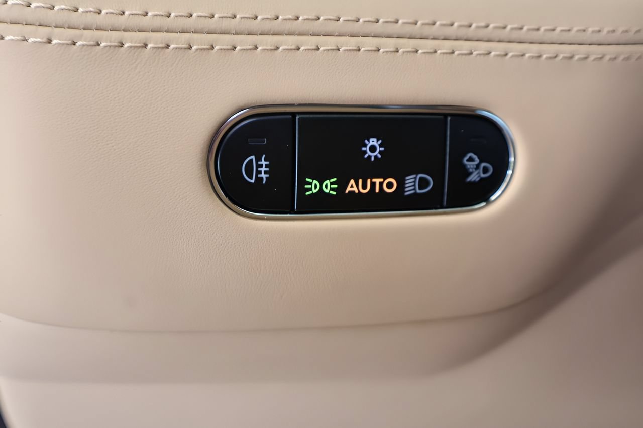 Used 2025 Bentley Bentayga Extended Wheelbase AWD/4WD image 21