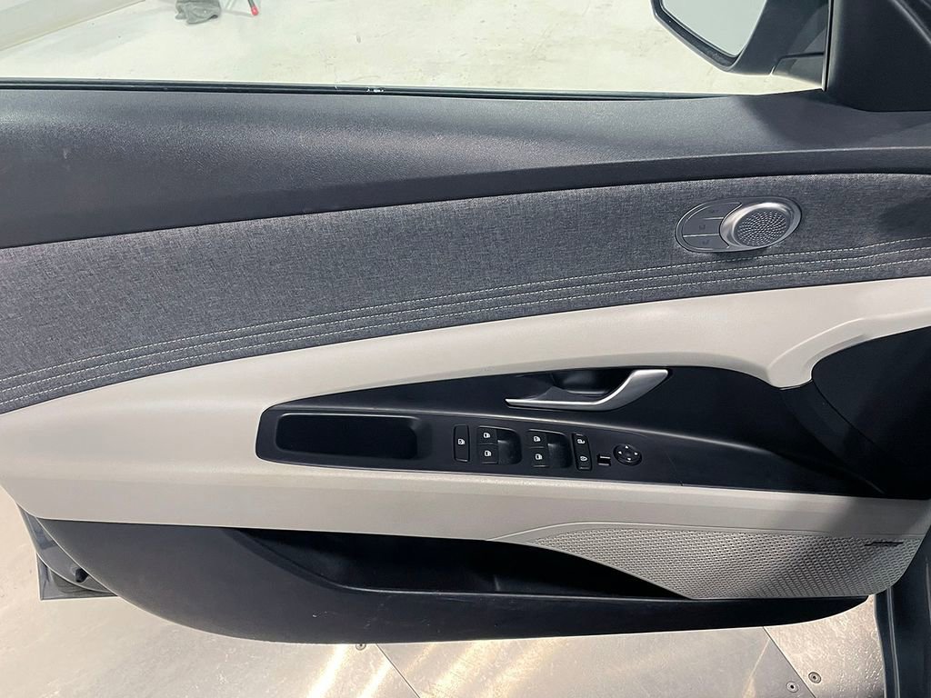 Used 2023 Hyundai Elantra Limited image 17