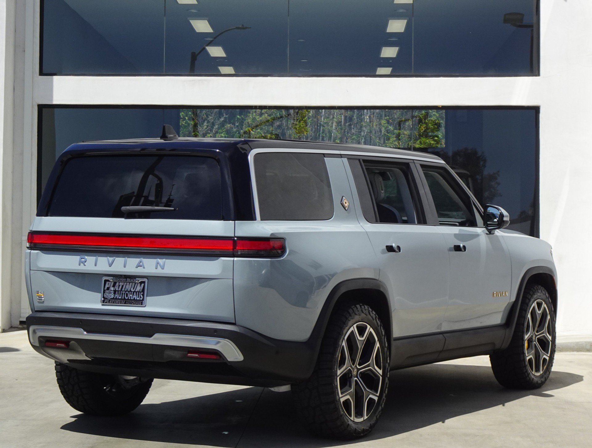Used 2024 Rivian R1S Adventure AWD/4WD image 6
