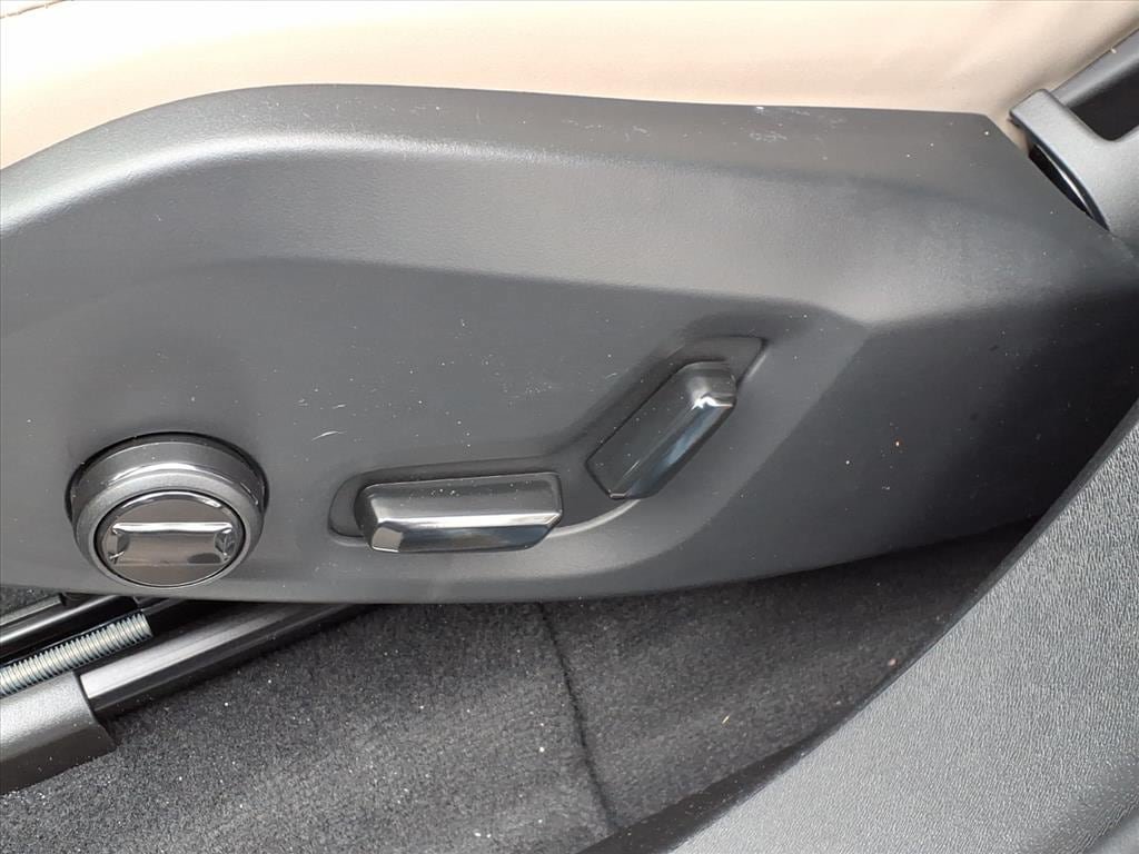 New 2026 Volvo XC90 B6 Plus w/ Protection Package Premier AWD/4WD image 16