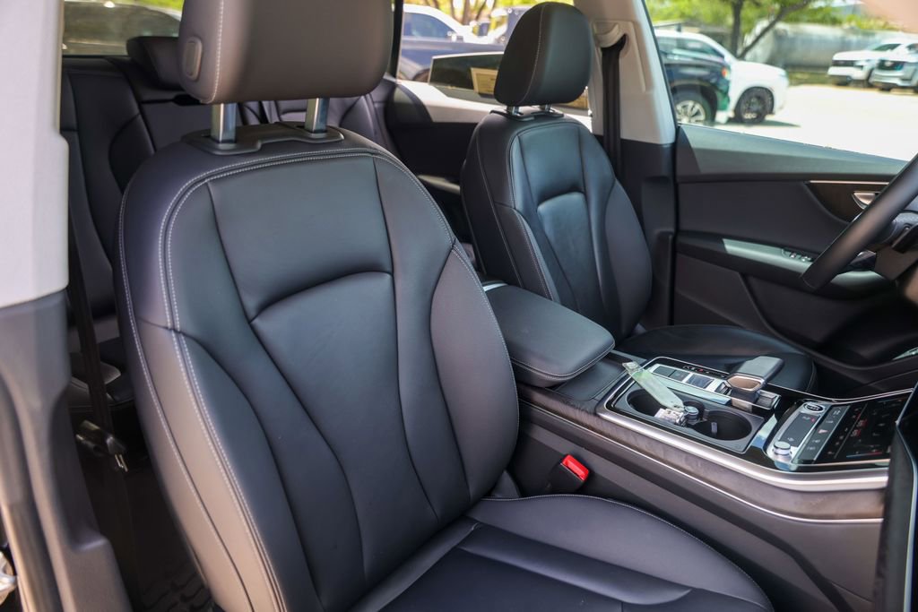 Used 2022 Audi Q8 Premium image 29