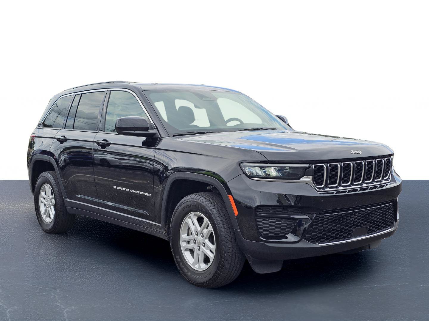 Used 2024 Jeep Grand Cherokee Laredo RWD image 5