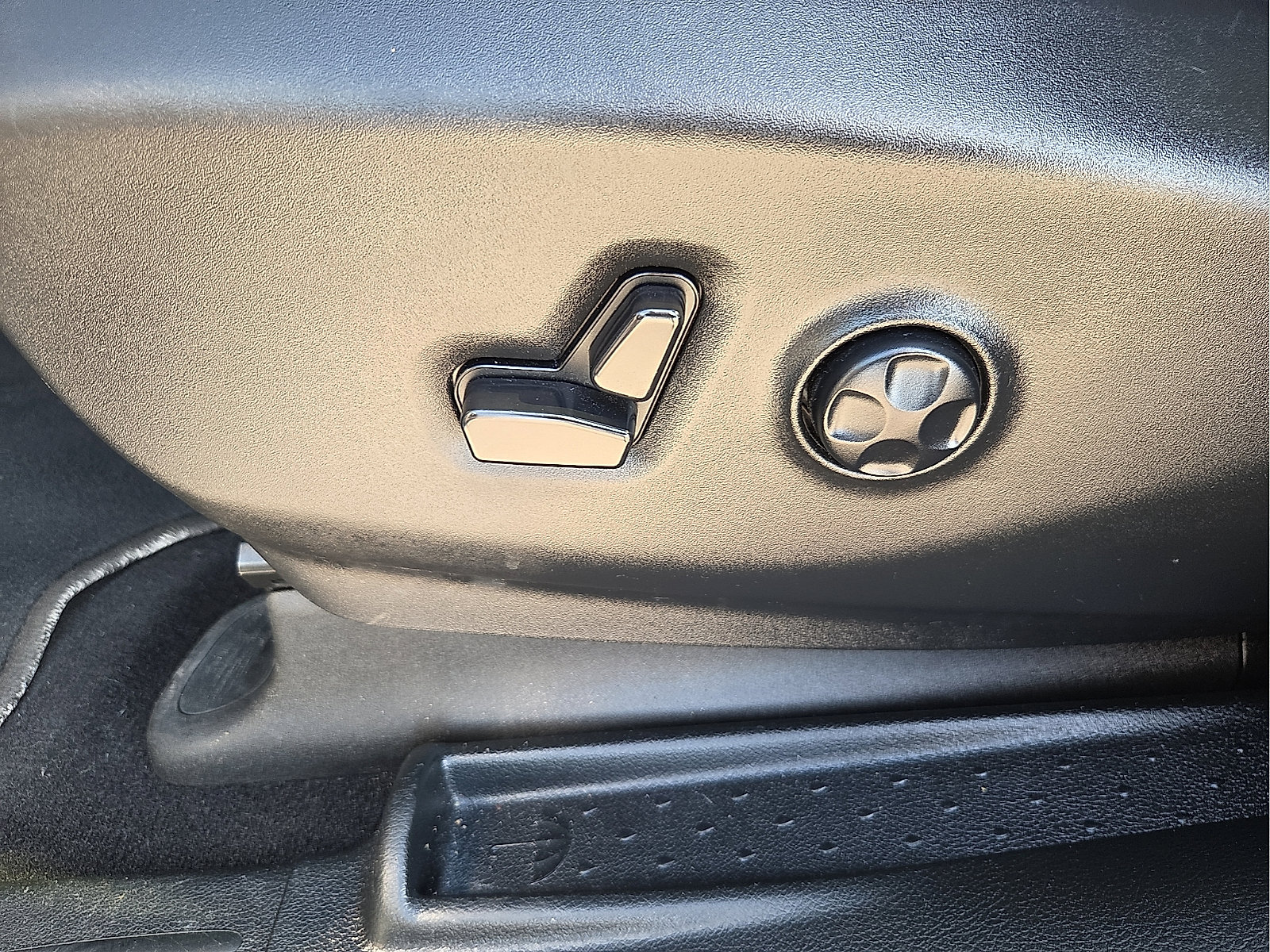 Used 2025 Chrysler Pacifica Limited FWD image 16