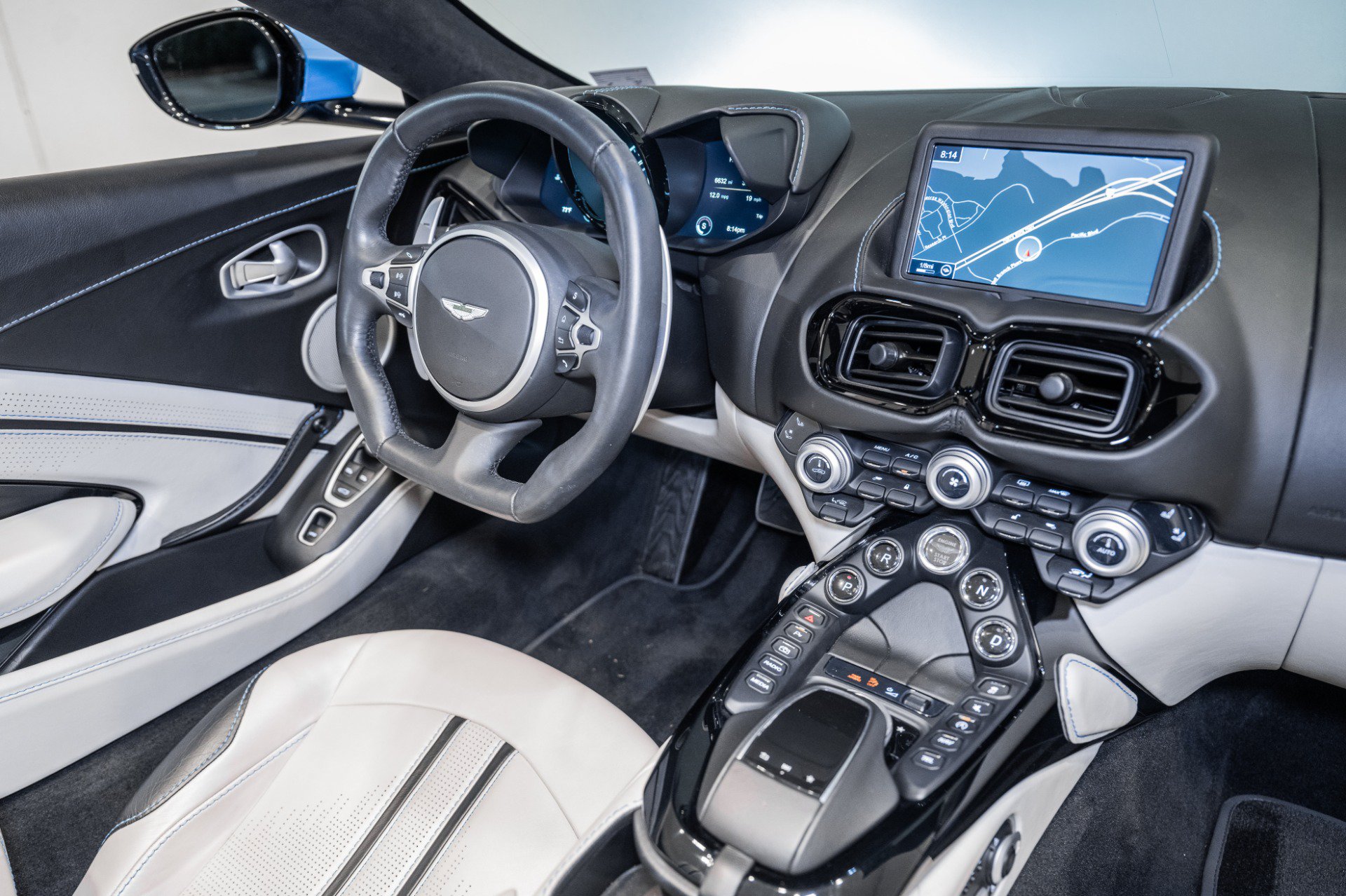 Used 2021 Aston Martin V8 Vantage Roadster RWD image 18