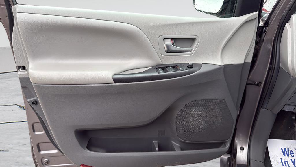 Used 2020 Toyota Sienna LE FWD image 24