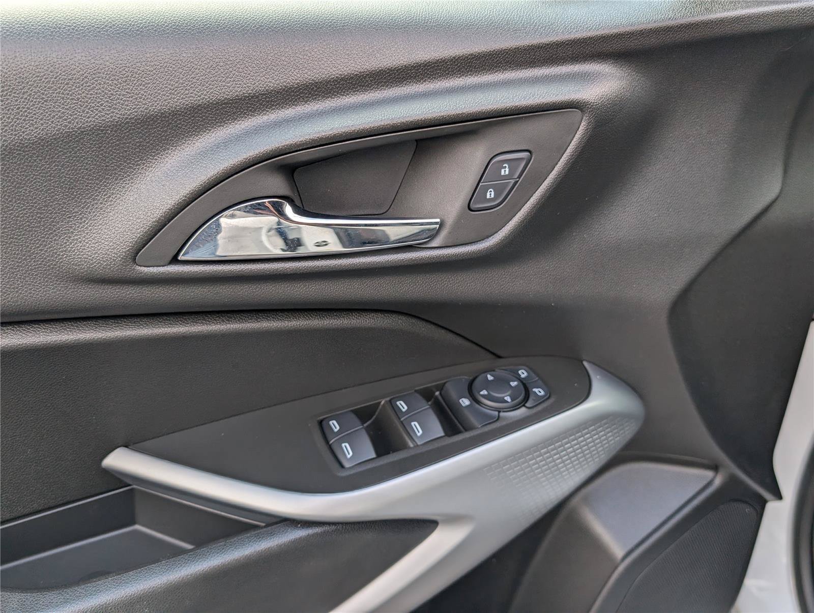 Used 2025 Chevrolet Trax RS w/ Sunroof Package FWD image 20