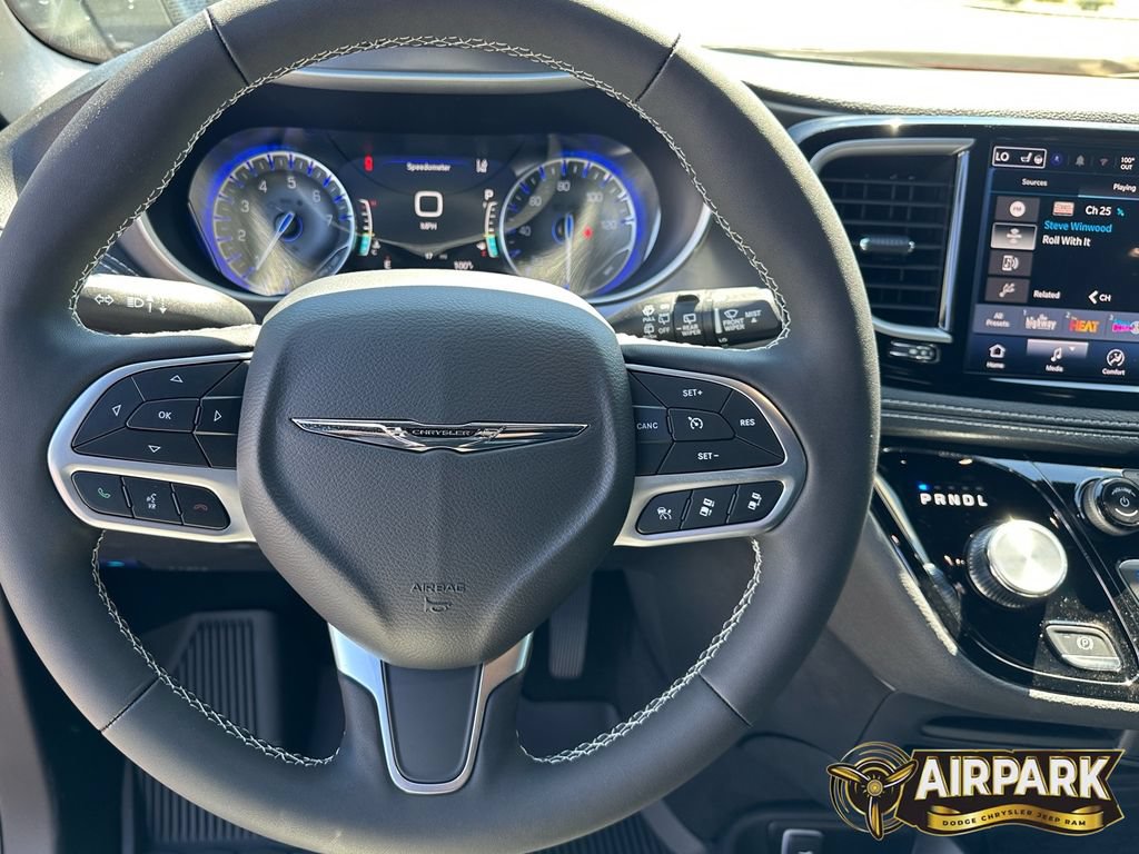 New 2025 Chrysler Pacifica Select FWD image 17