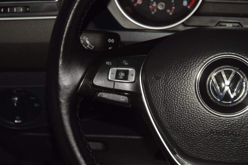 Used 2019 Volkswagen Tiguan SE w/ Panoramic Sunroof Package AWD/4WD image 35