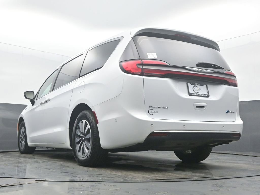 Used 2025 Chrysler Pacifica Select w/ Uconnect Theater Family Group image 49