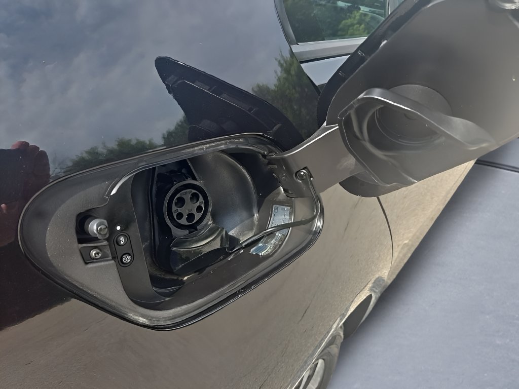 Used 2018 Volkswagen e-Golf SEL FWD image 14