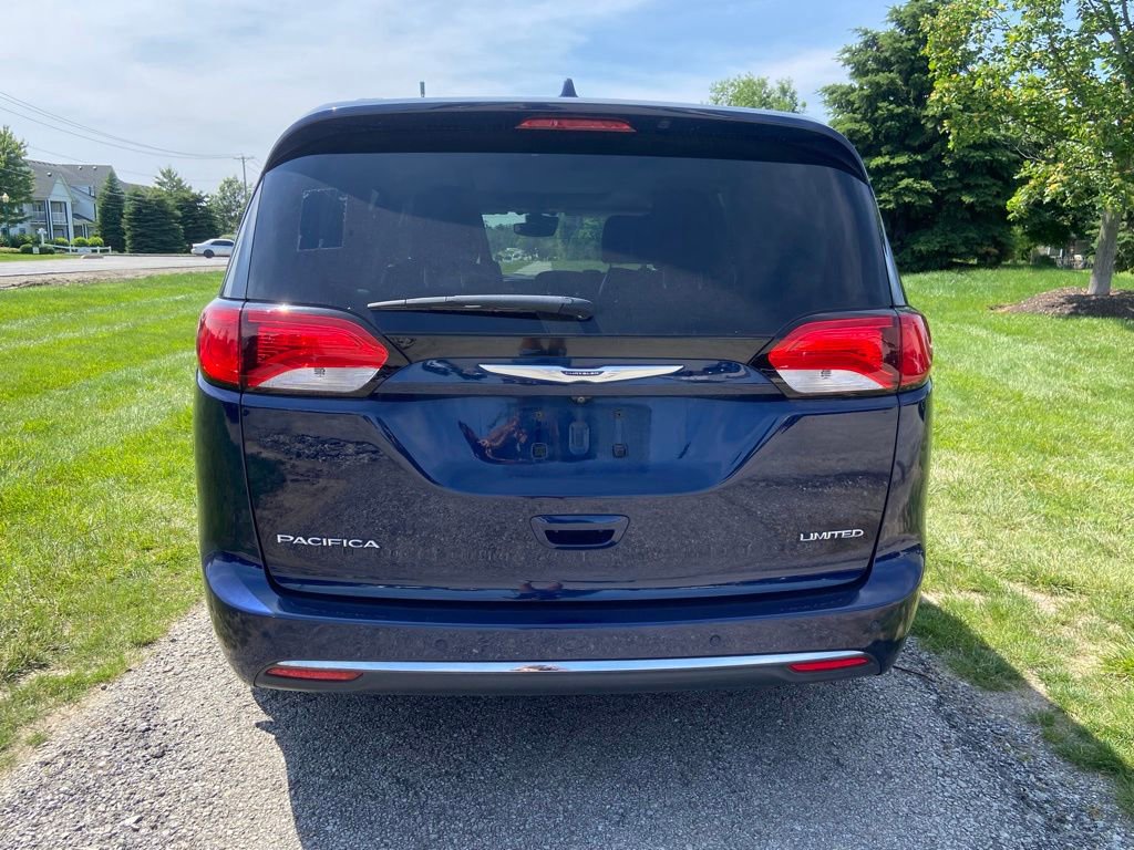 Used 2019 Chrysler Pacifica Limited w/ Tire & Wheel Group FWD image 4