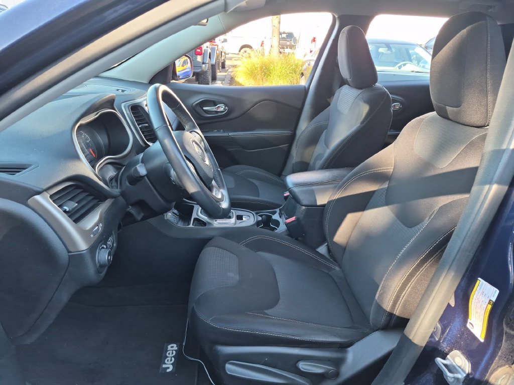 Used 2016 Jeep Cherokee Latitude FWD image 12