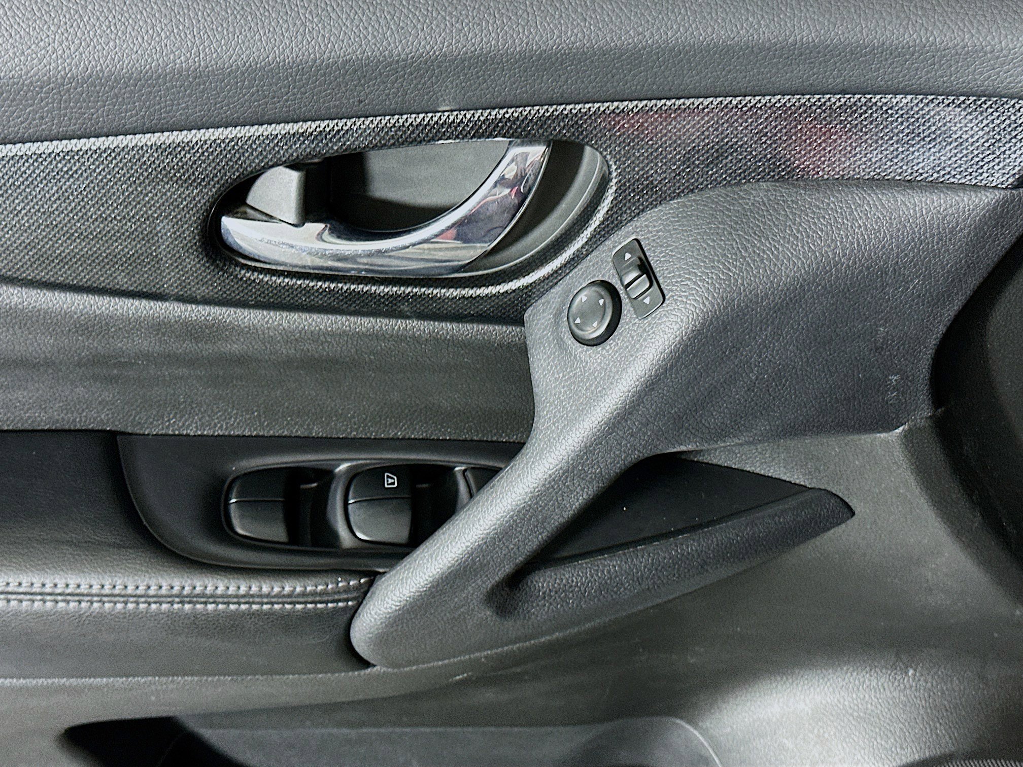 Used 2015 Nissan Rogue SL w/ SL Premium Package image 15