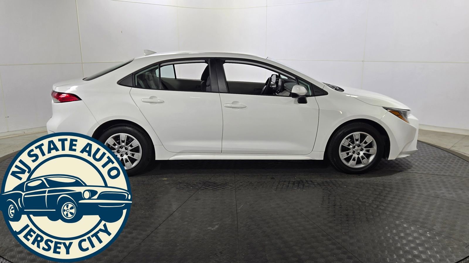 Used 2022 Toyota Corolla LE image 8