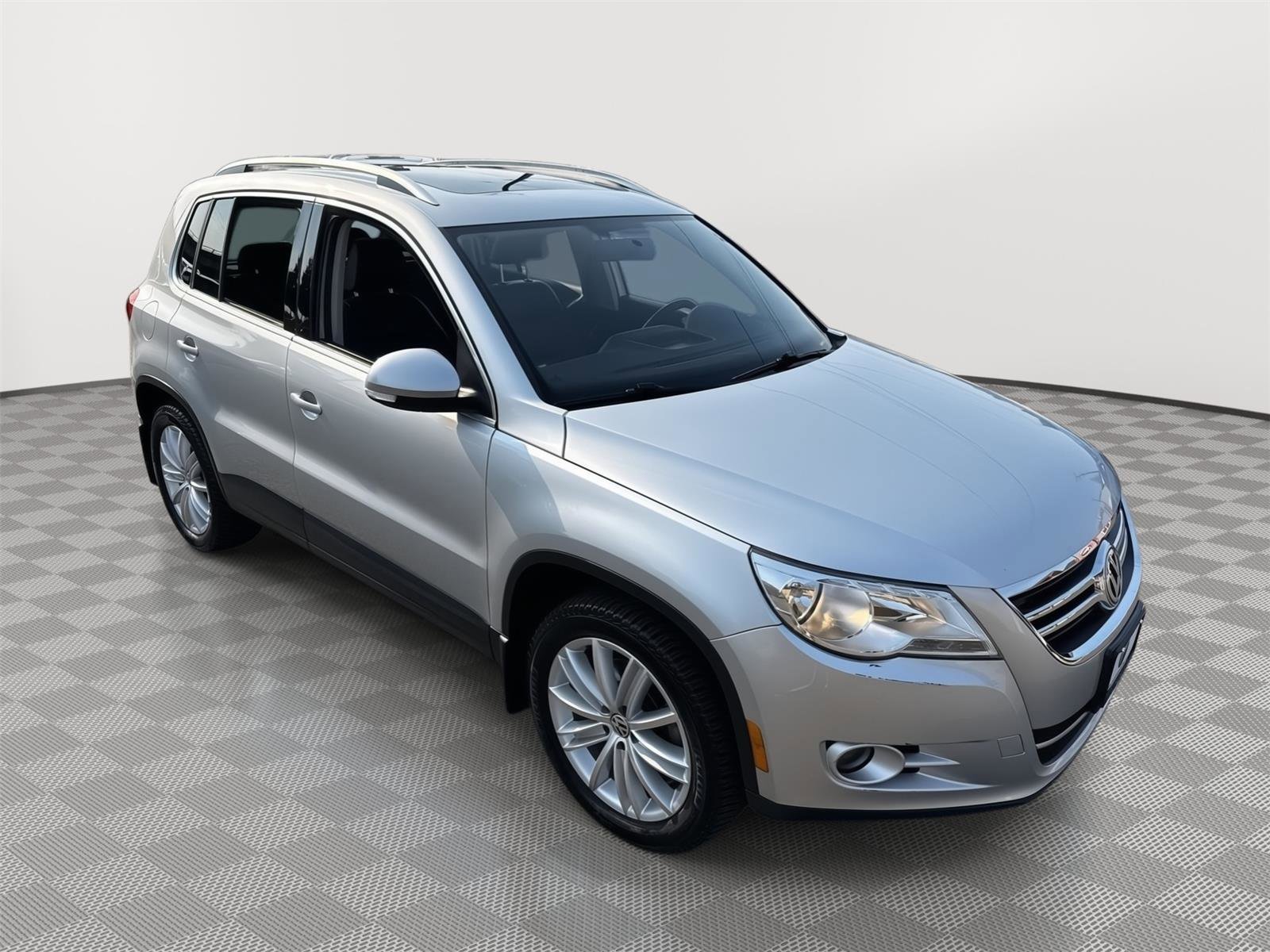 Used 2011 Volkswagen Tiguan SE image 6