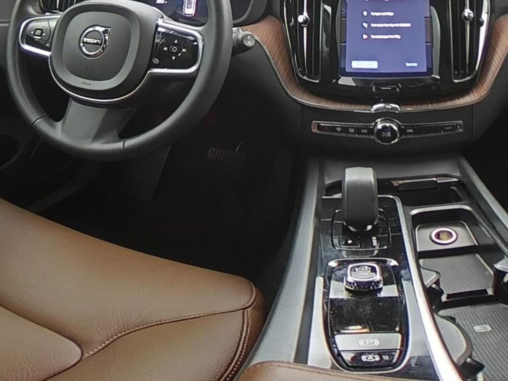 Used 2024 Volvo XC60 B5 Plus w/ Protection Package Premier image 21