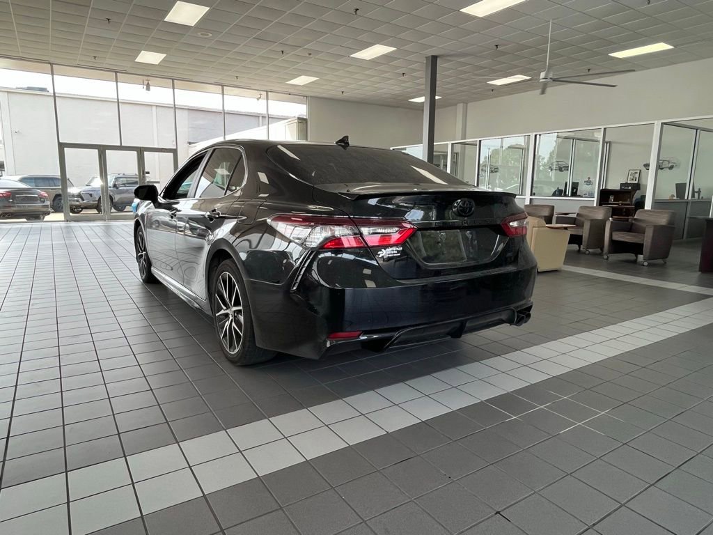 Used 2023 Toyota Camry SE image 2