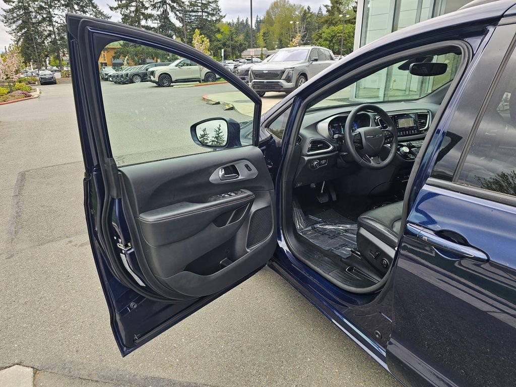 Used 2020 Chrysler Pacifica Touring-L Plus w/ Advanced Safetytec Group image 20