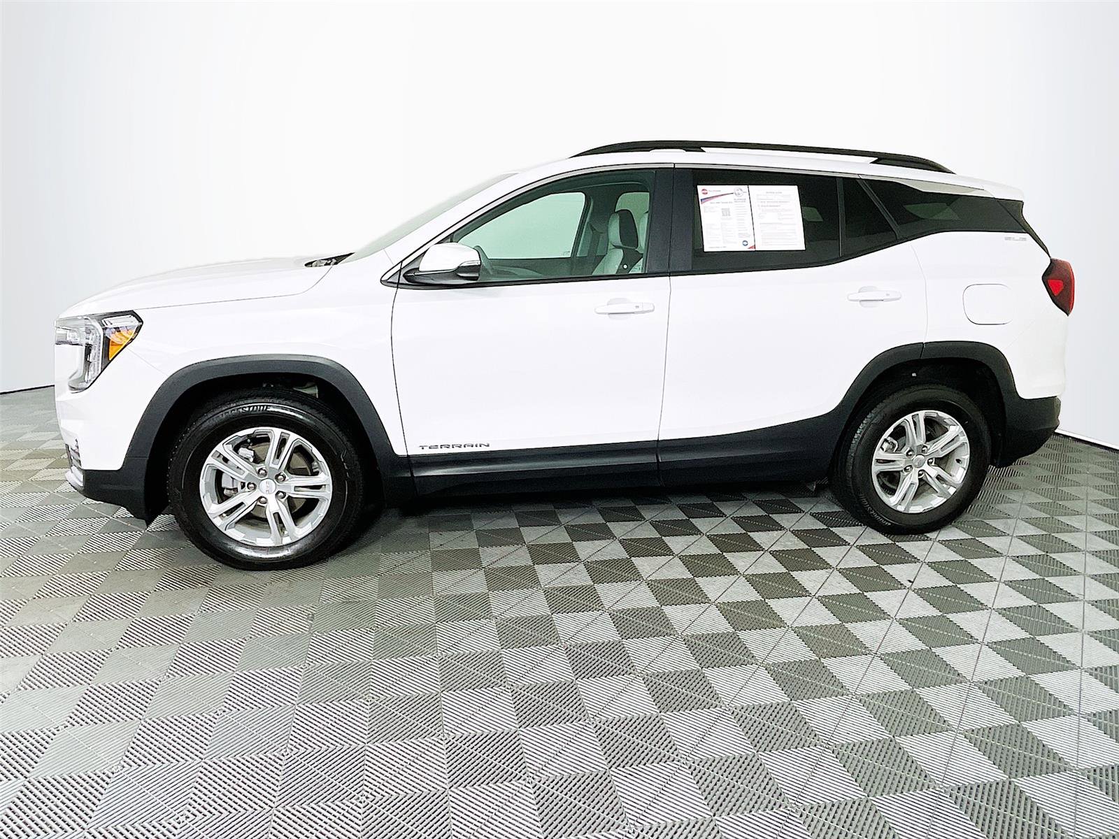 Used 2023 GMC Terrain SLE w/ Driver Convenience Package image 4