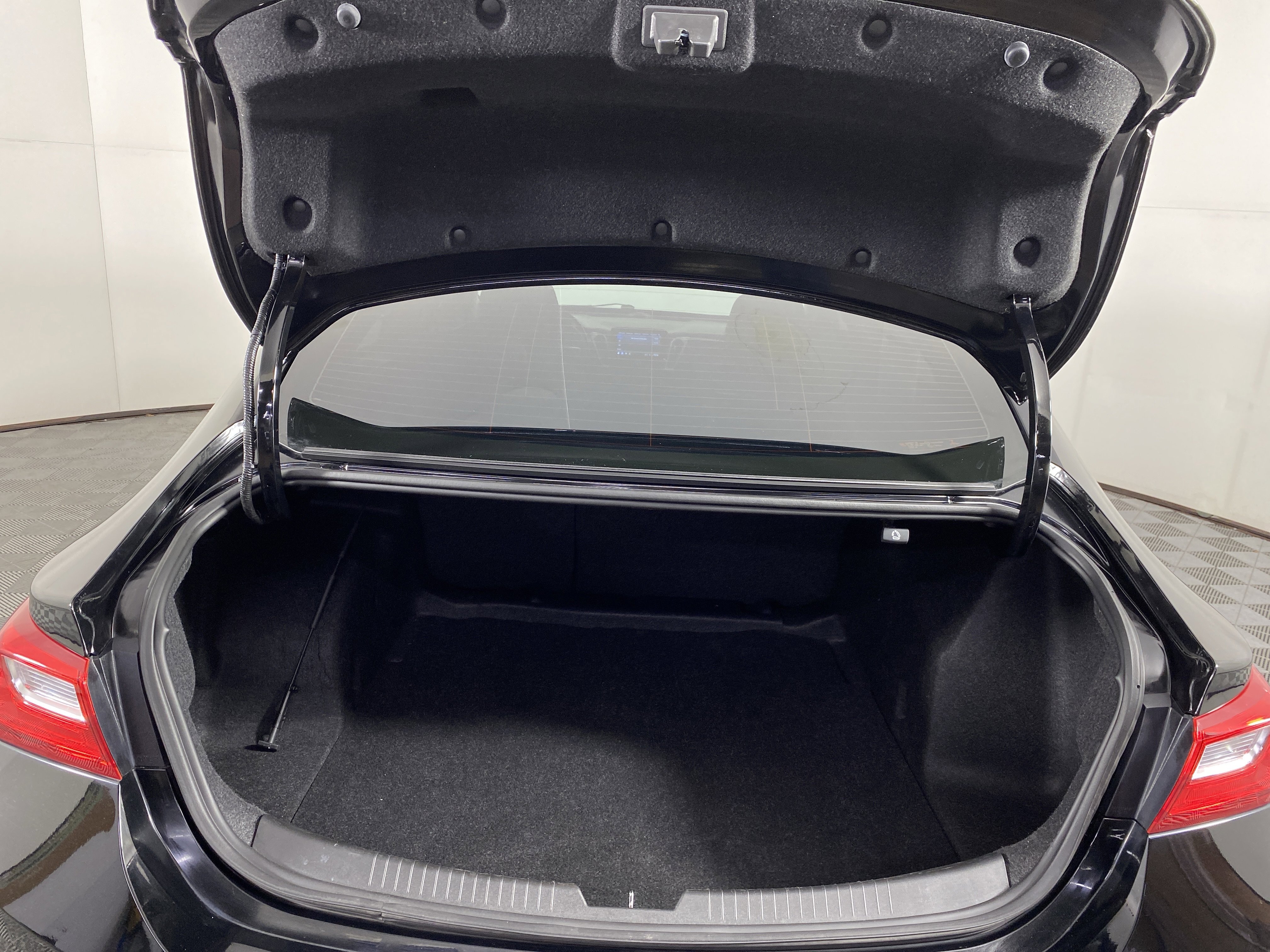 Used 2020 Chevrolet Malibu LS image 32